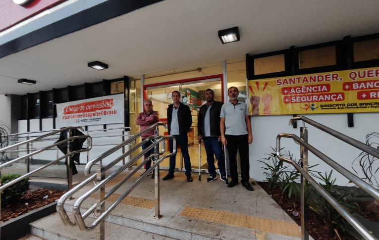 Bancários do Santander de Umuarama paralisam atividades em protesto contra demissões