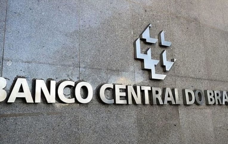 Boletim Focus: mercado pressiona, projeta inflação para cima e cede queda no dólar