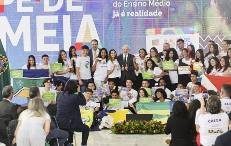 Controle de gastos ameaça projetos e meta de investimentos em educação