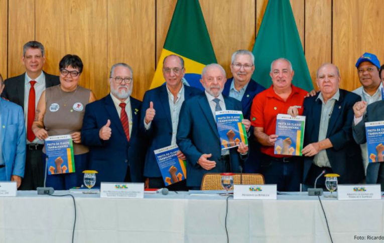 CUT e demais centrais entregam ao Presidente Lula a pauta da classe trabalhadora