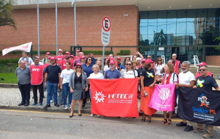 Fetec/PR marca presença em ato contra juros altos do Banco Central em Curitiba