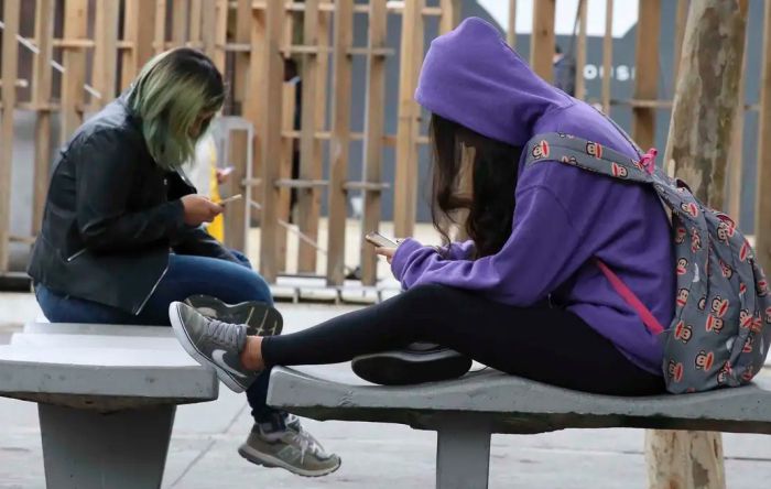 Lula sanciona lei que proíbe uso de celular nas escolas. Entenda as regras