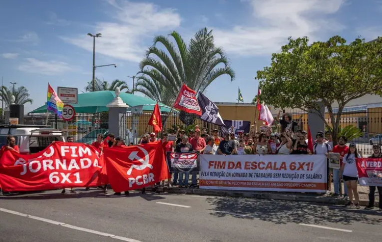 Manifestantes foram às ruas neste domingo (16) contra escala 6×1