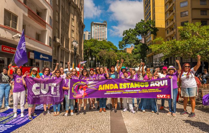 Mulheres nas ruas do Paraná em luta pela igualdade