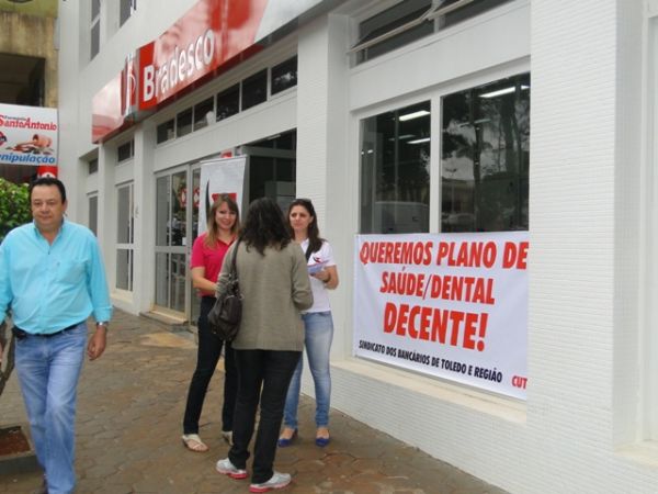 Sindicato de Toledo realiza manisfesto sobre plano de saúde no Bradesco.