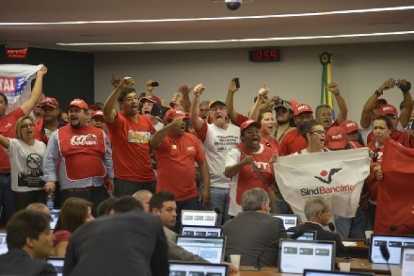 Trabalhadores ocupam a CCJC e exigem arquivamento já do PL 4330