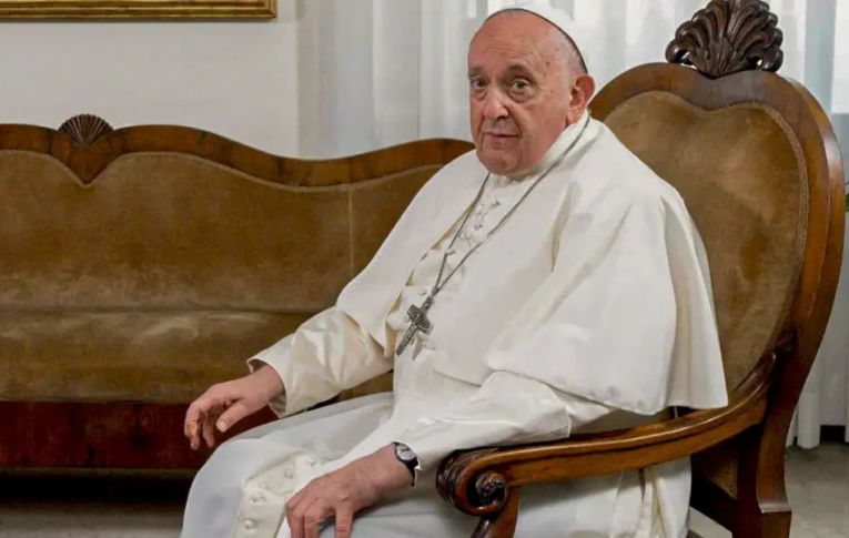 Papa está consciente e repousa no hospital, diz Vaticano