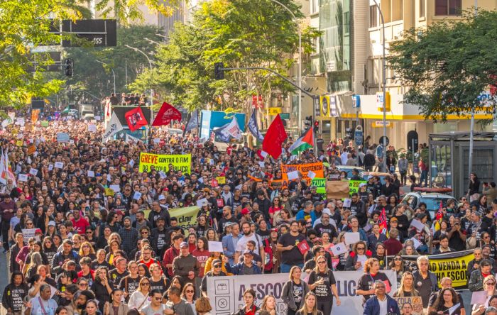 PL das privatizações das escolas é aprovado em primeira votação; greve continua