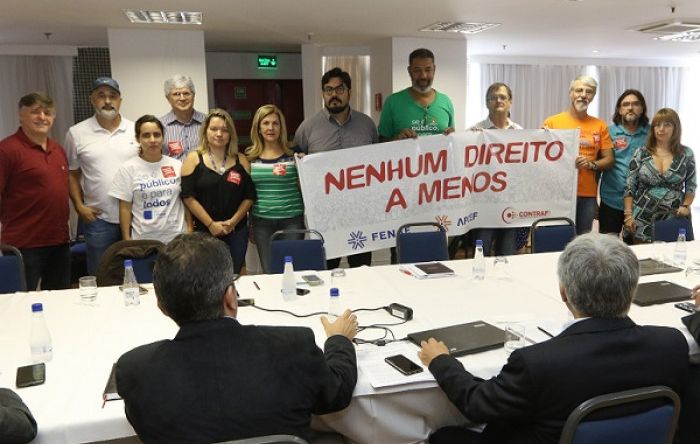 Representantes dos empregados dão recado à Caixa: nenhum direito a menos!