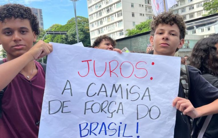 Trabalhadores e estudantes se unem contra juros altos em frente à sede do Banco Central