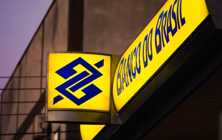TST condena banco por substituir empregados por estagiários
