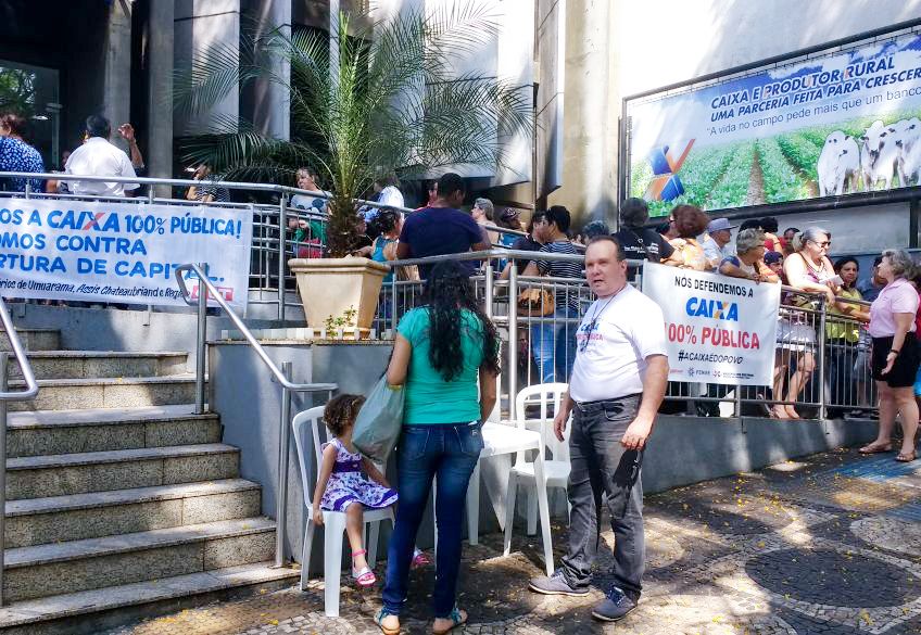 Manifestação em defesa da Caixa