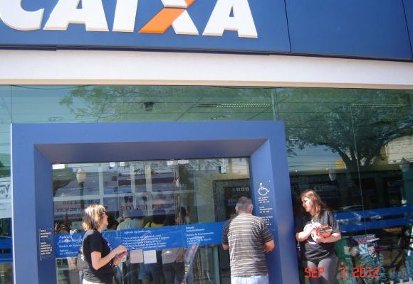 Manifestação nos bancos em Campo Mourão