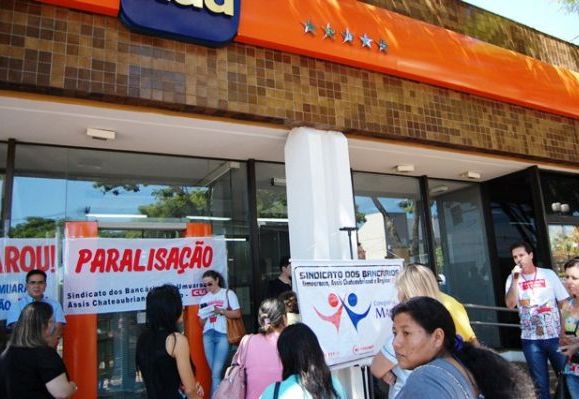 Paralisação contra demissões no Itaú 