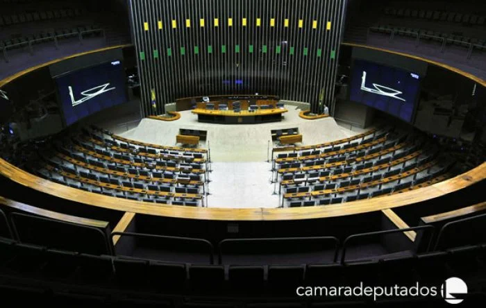 Alerta de golpe na Câmara: Deputados querem mudar regimento para passar a boiada