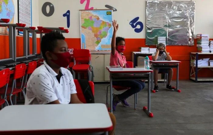 Alta contaminação e salas vazias marcam volta às aulas presenciais no país