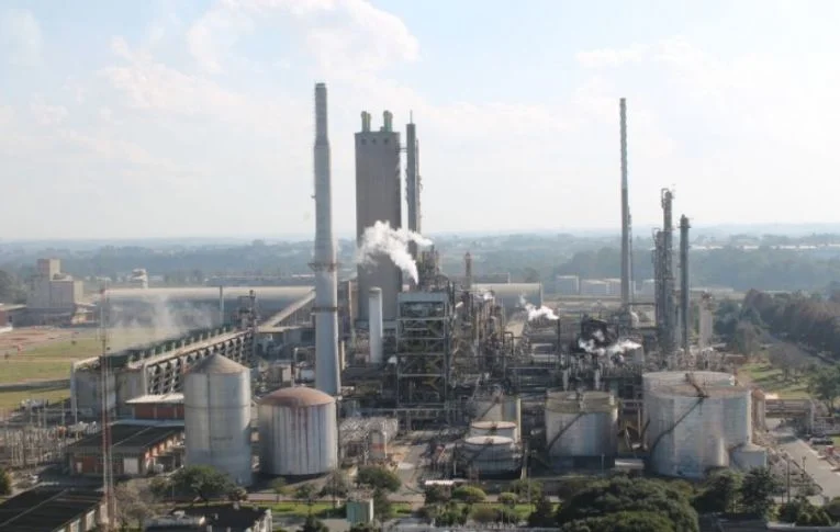 Após Bolsonaro fechar fábricas da Petrobras, Brasil gasta R$ 80 bi com importação de fertilizantes