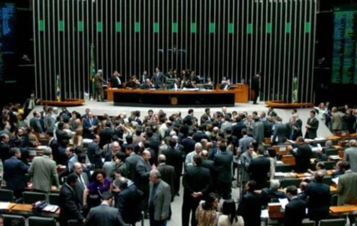 Bancada de oposição tenta desengavetar PL contra trabalho escravo parado na Câmara 