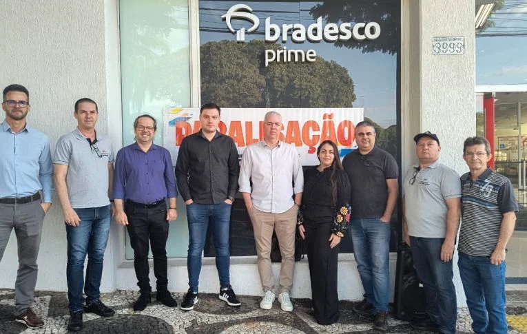Bancários do Bradesco de Umuarama realizam protesto contra as demissões
