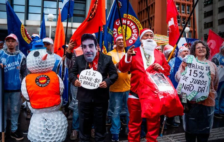 Basta de juros altos! Centrais sindicais protestam na sede do Banco Central