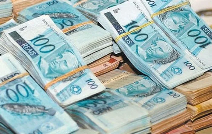 Bolsonaro libera R$ 3,2 bi para prefeituras pagarem shows em ano eleitoral