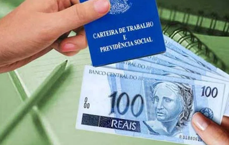 Bolsonaro mente ao dizer que salário mínimo subiu acima de lei implementada no governo Dilma