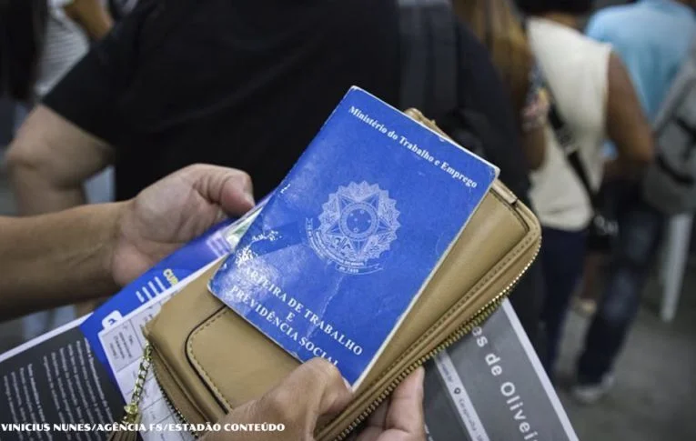 Brasil bate recorde de carteira assinada e de rendimento médio salarial