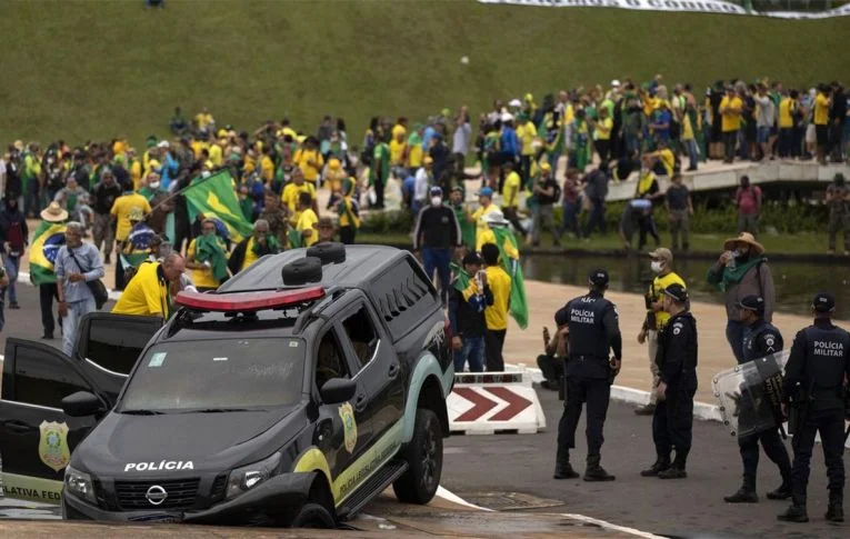 Brasileiros relembram ataques bolsonaristas de 8 de janeiro e cobram: ‘Sem anistia’