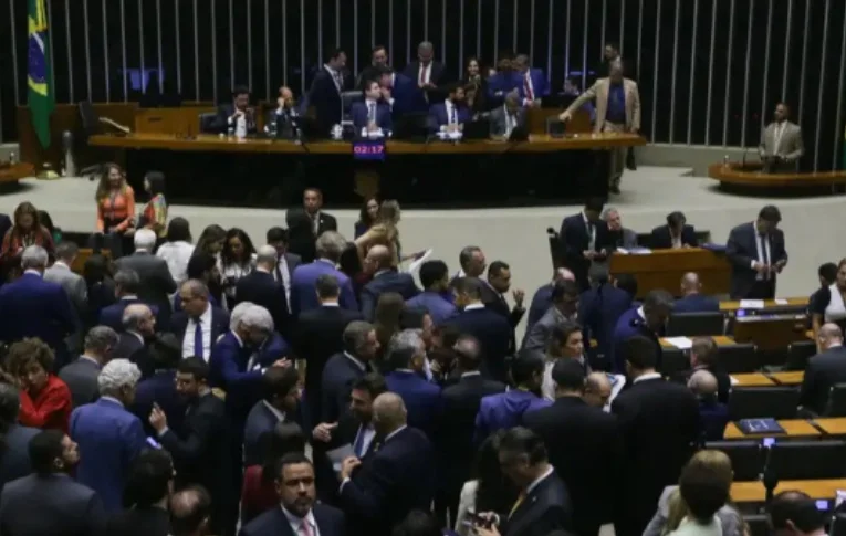 Câmara aprova isenção do IR para quem ganha até R$ 5 mil 