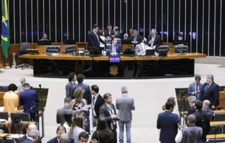 Câmara aprova urgência para isenção do IR até R$ 5 mil