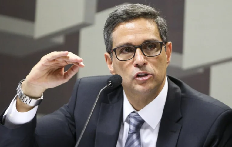 Campos Neto quer entregar a empresa estrangeira US$ 380 bilhões das reservas do país