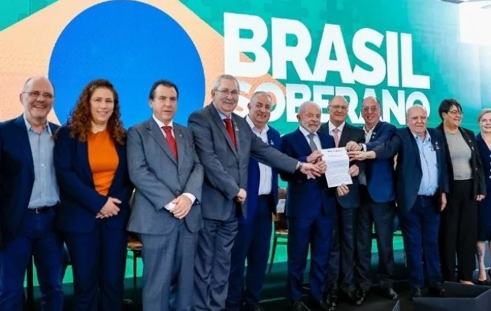 CUT e demais centrais entregam propostas a Lula para enfrentar tarifaço de Trump 