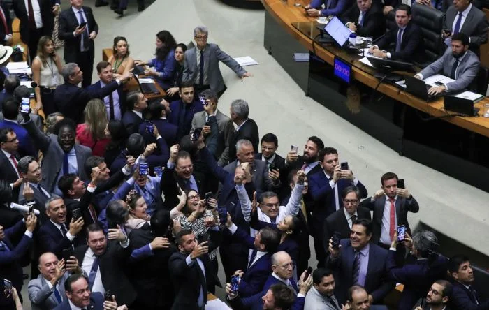Derrota do povo: oposição a Lula livra bancos, bets e bilionários de impostos 