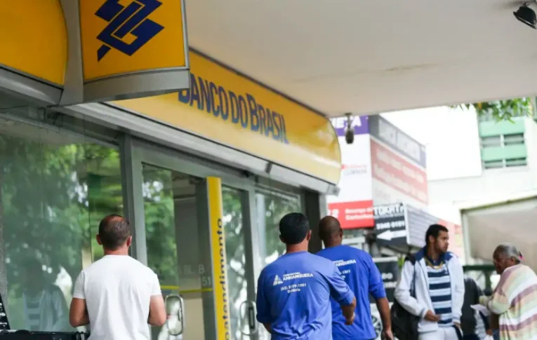 Família Bolsonaro quer desestabilizar economia do país ao atacar Banco do Brasil 