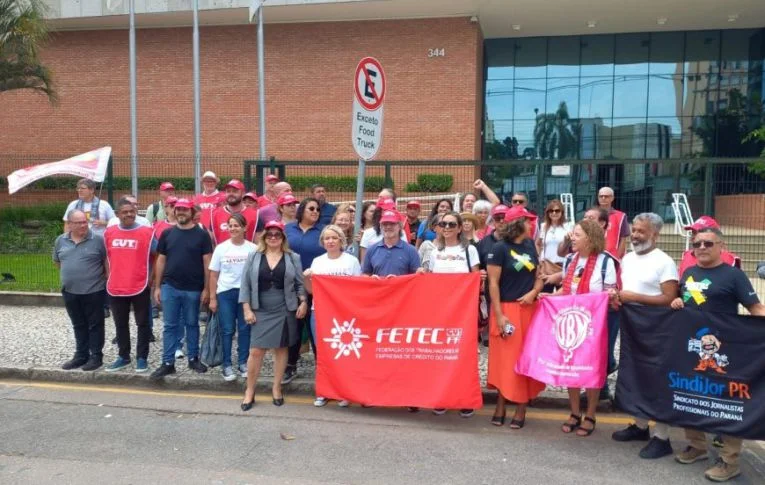 Fetec/PR marca presença em ato contra juros altos do Banco Central em Curitiba