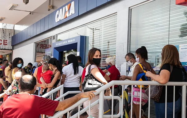 Filas acentuadas em agências refletem deficit de servidores, dizem dirigentes da Fenae e de Apcefs