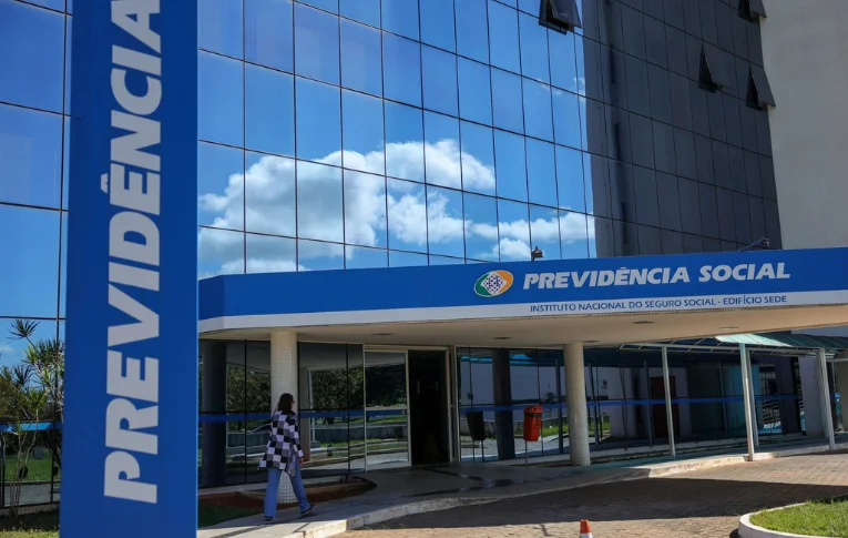 INSS suspende contratos com Crefisa por coação de aposentados e venda casada