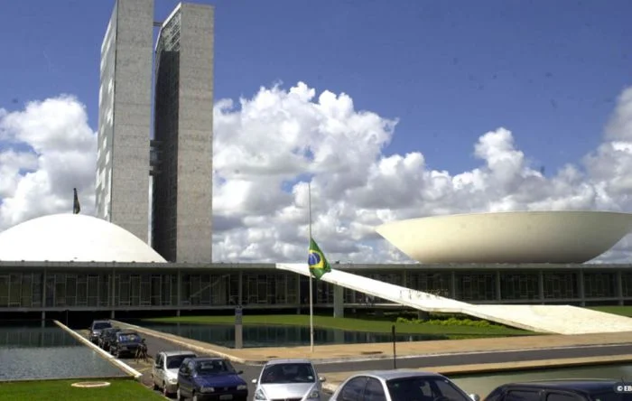 Isenção do IR, regular IA e taxar Bets são prioridades na volta do Congresso 
