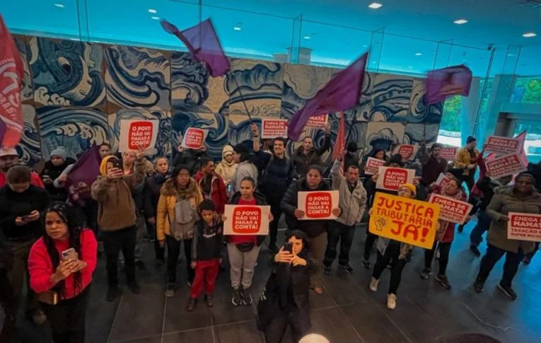 Manifestantes ocupam sede do Itaú na Faria Lima e cobram taxação dos super-ricos