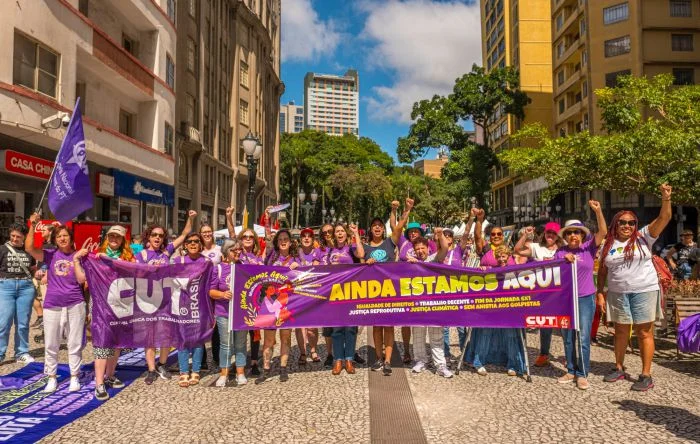 Mulheres nas ruas do Paraná em luta pela igualdade 