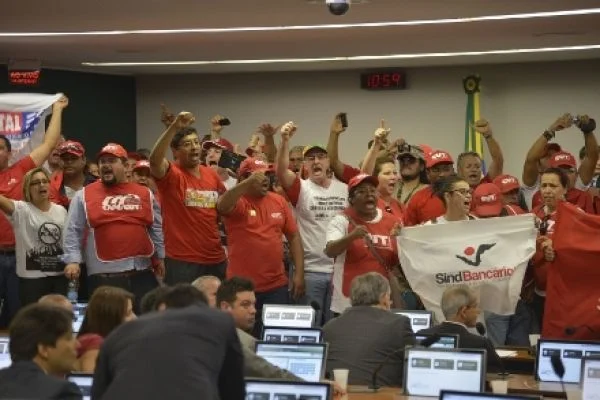 Trabalhadores ocupam a CCJC e exigem arquivamento já do PL 4330