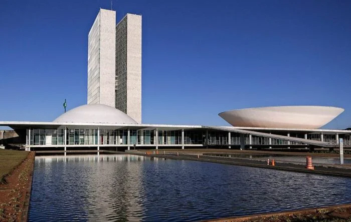 Sem taxar ricos, centrão quer cortar programas sociais em troca da isenção do IR 