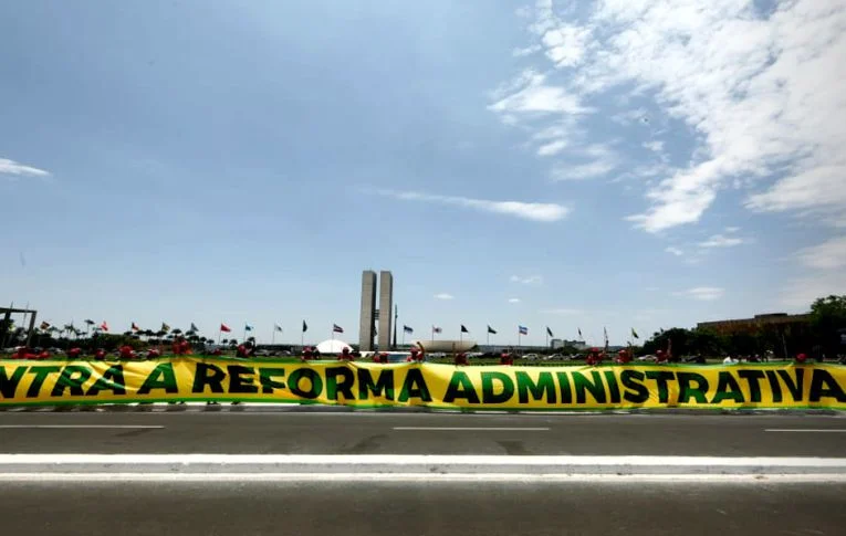 Servidores de todo o país protestam no DF contra a reforma administrativa em curso no Congresso
