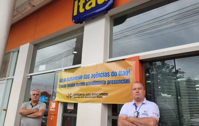 Sindicato de Umuarama realiza protesto contra fechamento de agência do Itaú