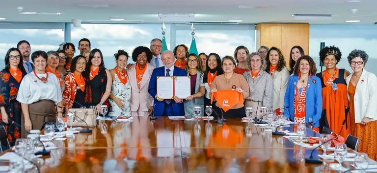Lula sanciona lei que regulamenta profissão de doula no Brasil
