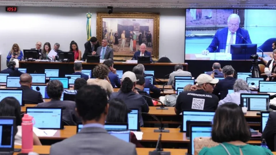 Partido de Flávio Bolsonaro, PL trava fim da 6×1 e defende trabalho ‘até a exaustão’
