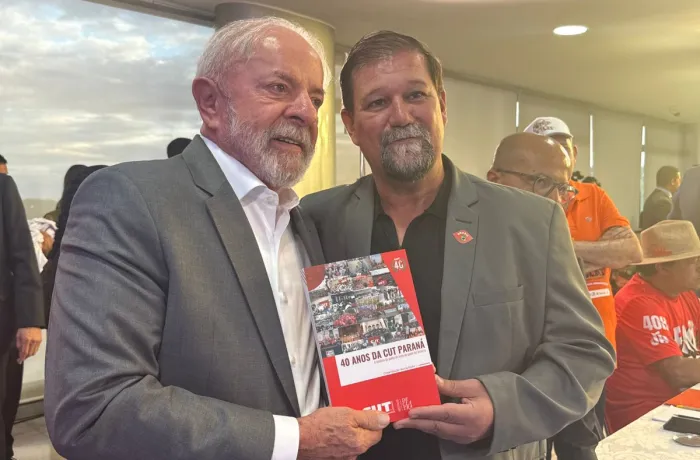Presidente Lula recebe livro com a história dos 40 anos da CUT Paraná 