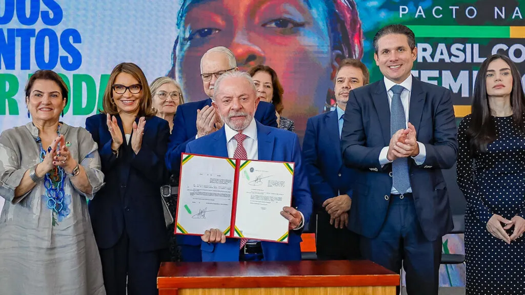 Lula assina medidas para ampliar proteção às mulheres e reforçar segurança digital no Brasil