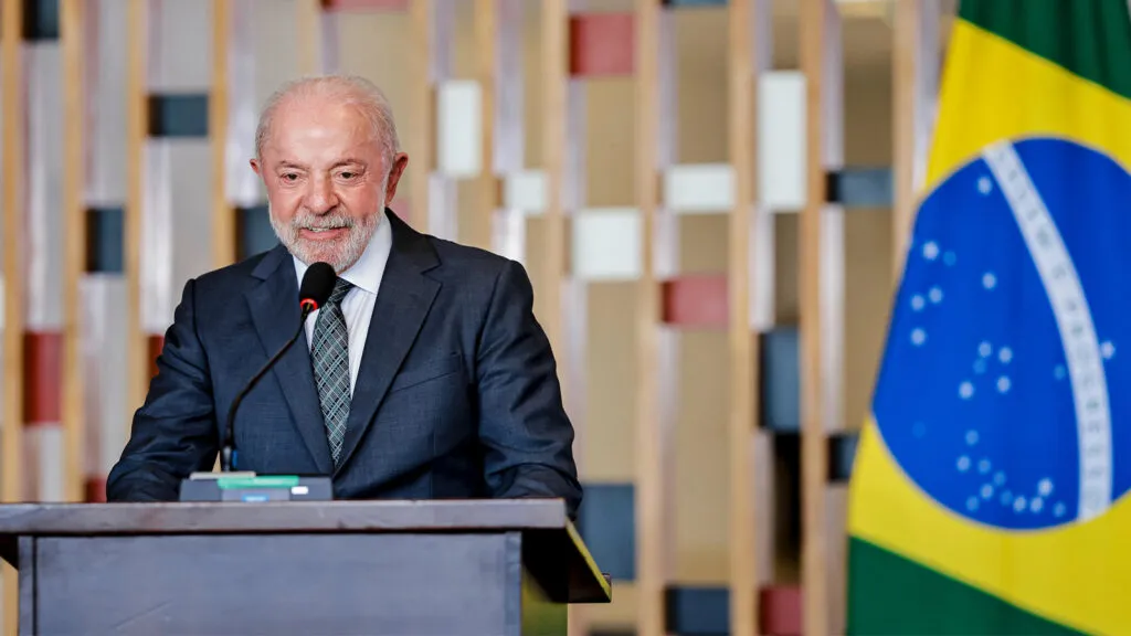 Com Lula, PIB cresce e Brasil volta a ser a 10ª maior economia do mundo